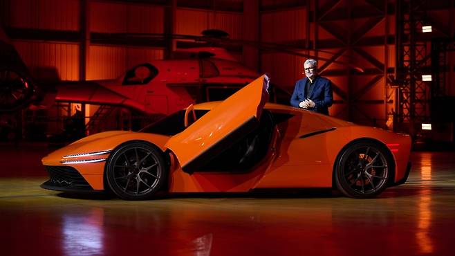 제네시스는 11월 20일(현지시간) 프랑스 남부 르 카스텔레 폴 리카르 서킷에서 열린 '마그마 월드 프리미어' 행사에서 브랜드 최초의 고성능 모델 'GV60 마그마(GV60 Magma)'를 처음으로 공개했다./사진=연합뉴스