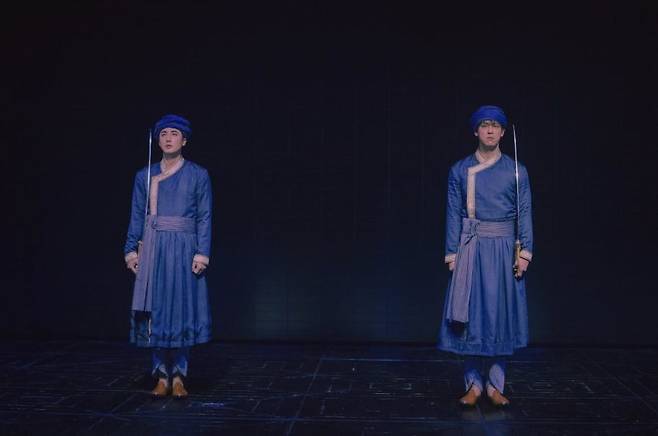 연극 '타지마할의 근위병'에서 타지마할을 등지고 보초를 서고 있는 바불(이승주)과 휴마윤(최재림) /사진=해븐프로덕션