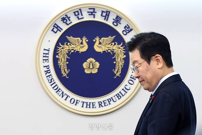 이재명 대통령이 지난 4일 서울 용산 대통령실 청사에서 열린 수석보좌관회의에 입장하고 있다. 김창길 기자