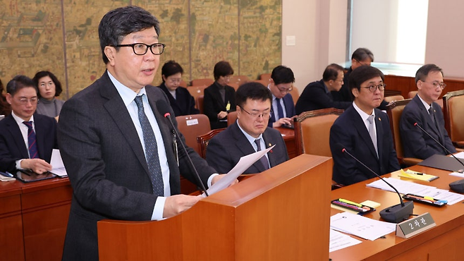 편장완 한국예술종합학교 총장이 지난달 28일 국회 문화체육관광위원회 전체회의에서 학교폭력 가해자 기록이 있는 수험생이 합격한 것과 관련해 답변하고 있다.  연합뉴스