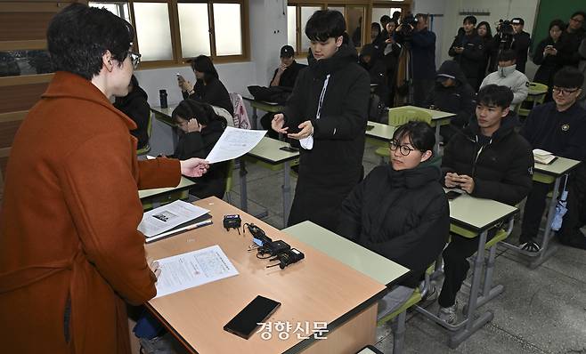 2026학년도 대학수학능력시험 성적표 배부일인 5일 오전 서울 광진구 광남고등학교에서 선생님이 학생들에게 성적표를 배부하고 있다. 2025.12.05 이준헌 기자