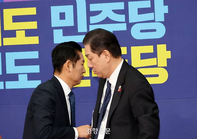 정청래 더불어민주당 대표(왼쪽)와 김병기 원내대표가 5일 국회에서 열린 당 최고위원회의를 마치고 자리에서 일어나고 있다. 박민규 선임기자