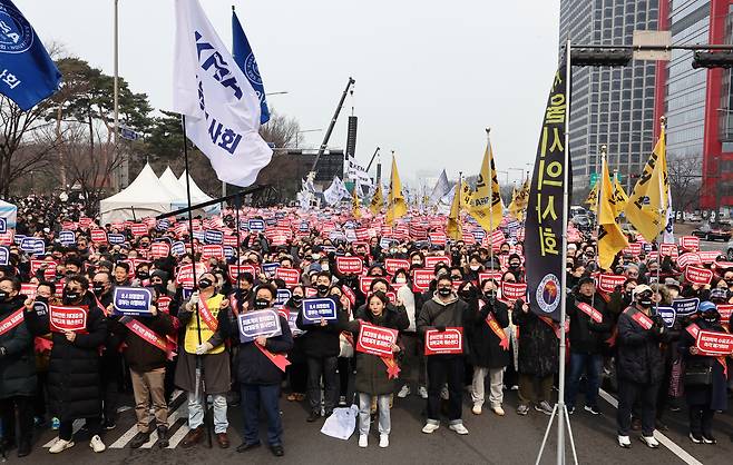 Protesters picket in Yeouido, western Seoul on March 4, 2024, to oppose the governmental plan to increase the country's medical school enrollment quota by 2,000 slots. The demonstration was led by the Korean Medical Association. [YONHAP]