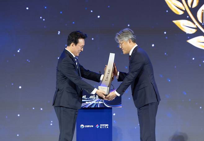 SM Entertainment Co-CEO Jang Cheol-hyuk, right, receives the $100 million Export Tower Award during the 62nd Trade Day ceremony held at Coex in Gangnam District, southern Seoul, on Dec. 4. [SM ENTERTAINMENT]
