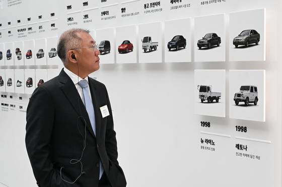 Hyundai Motor Group Executive Chair Euisun Chung tours an exhibition marking Kia's history at its 80th anniversary ceremony event in Yongin, Gyeonggi, on Dec. 5. [KIA]