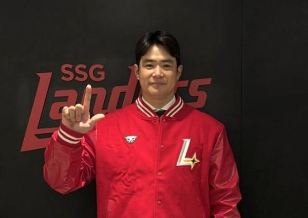 김재환이 SSG 랜더스 점퍼를 입고 기념 사진을 찍고 있다. SSG 랜더스 제공
