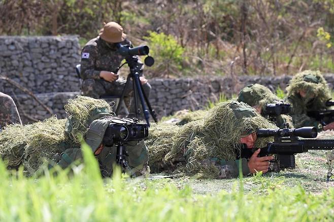최정예 300전투원 대표선발을 위한 사단 저격수 경연대회에서 관측수가 고배율 관측경으로 표적을 식별한 뒤, 저격수가 K14 저격용 소총으로 사격하고 있는 모습. [사진제공=육군]