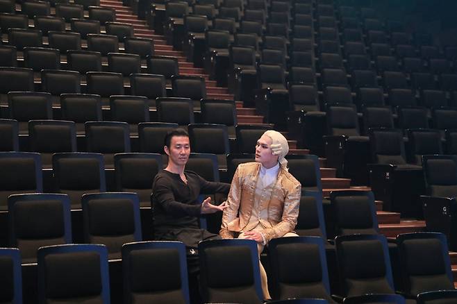 5~13일 서울 이화여대 ECC 삼성홀에서 열리는 ‘호두까기 인형: 해설이 있는 명품 발레’ 리허설을 마치고 안무·연출을 맡은 김용걸(왼쪽)과 주역 카발리어 역 발레리노 강경호가 대화하고 있다. 사진제공=아트앤아티스트