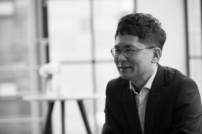 전업 작가로서의 경험과 소회를 담은 신간 에세이 ‘나로 살 결심’을 출간한 문유석 작가. [문학동네]