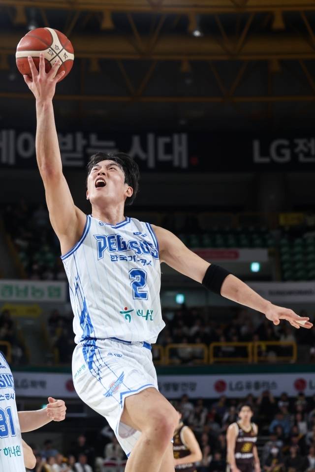 불행 중 다행히 신승민의 왼 발목 문제는 크지 않았다. 한국가스공사 관계자는 “정밀 검진을 받았고 결과가 나왔다. 다행히 큰 문제가 아니다. 별다른 결과가 나오지 않았고 부기도 거의 없다. 통증만 가라앉으면 될 것 같다”고 이야기했다. 사진=KBL 제공