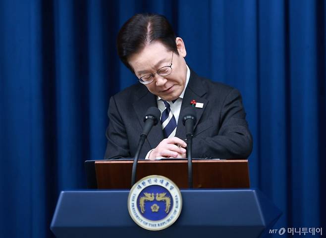 [서울=뉴시스] 고범준 기자 = 이재명 대통령이 3일 서울 용산 대통령실 청사에서 '빛의 혁명 1주년, 대통령 대국민 특별성명' 발표를 마치고 시계를 보고 있다. 2025.12.03. bjko@newsis.com /사진=고범준