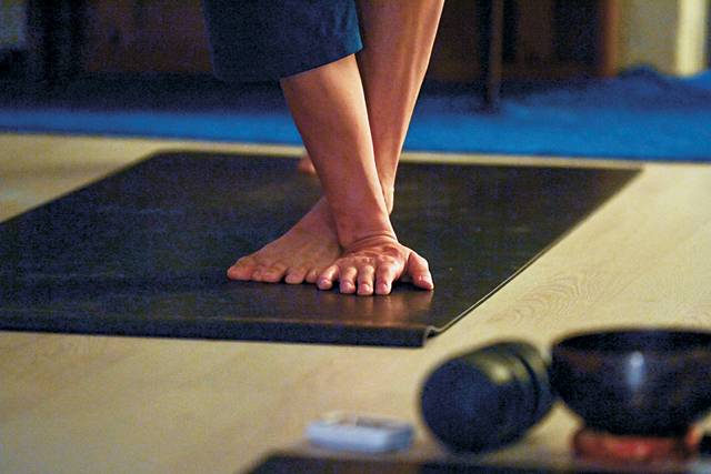 수강생들이 요가 자세를 하고 있다.