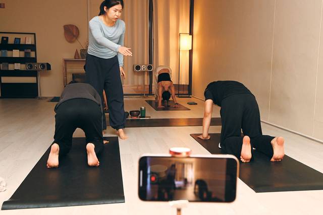 박혜영 씨가 수강생들에게 요가를 지도하고 있다.