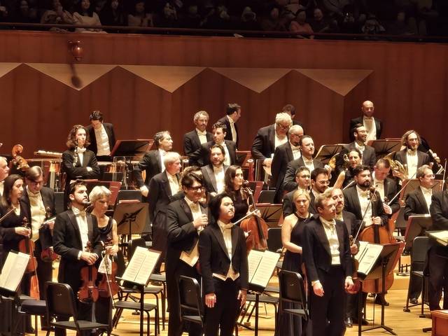 4일 저녁 예술의전당 콘서트홀에서 열린 산타 체칠리아 오케스트라 내한 공연에서 협연자로 나선 피아니스트 임윤찬(가운데). 임윤찬은 이날 재즈풍의 선율이 돋보이는 프랑스 작곡가 모리스 라벨의 피아노 협주곡 G장조를 연주했다. 이민경 기자