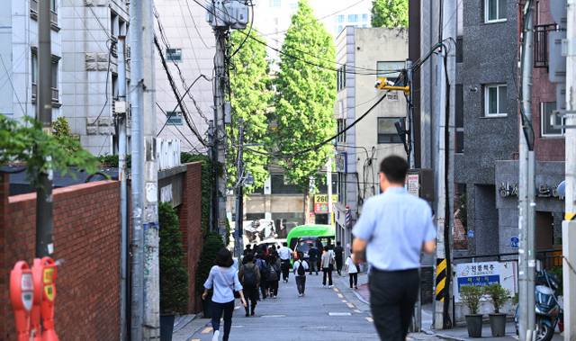 서울 시내 ‘빌라촌’에서 주민들이 출근하고 있다. 백동현 기자