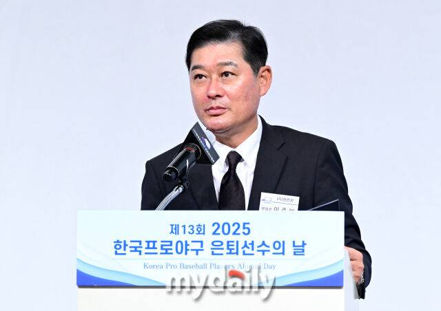 2025년 12월 5일 오후 서울 호텔 리베라 청담에서 '2025 한국프로야구 은퇴선수의 날' 행사가 열렸다. 한은회 5대 회장 이종범이 인사하고 있다. 지난 2013년 설립된 은퇴선수협회(KPBAA)는 KPBAA 야구캠프, 티볼대회, 야구 교실 등 다양한 프로그램을 진행하면서 한국야구의 저변확대와 발전을 위해 꾸준히 힘써왔고, 매년 연말에는 은퇴선수가 직접 선정하는 당해 최고의 현역 선수와 아마추어 선수를 위한 시상식을 개최하고 있다./청담=유진형 기자