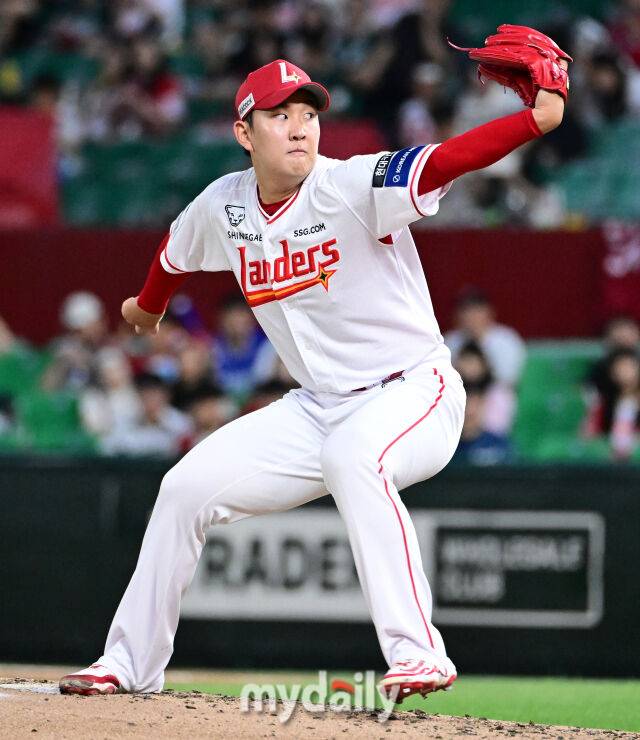 2025년 8월 7일 오후 인천 SSG랜더스필드에서 열린 '2025 신한 SOL뱅크 KBO 리그' 삼성 라이온즈와 SSG랜더스의 경기. SSG 송영진이 4회초 2사 1.3루서 구원등판해 역투하고 있다./마이데일리