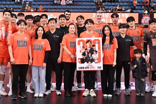 V리그 통산 300승 기념 액자를 들고 가족들과 승리 기념촬영을 하고 있는 OK저축은행 신영철 감독 / 한국배구연맹(KOVO)