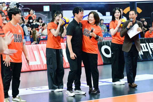 신영철 감독이 가족들과 시구를 한 뒤 아내와 가볍게 포옹을 하고 있다. / 한국배구연맹(KOVO)