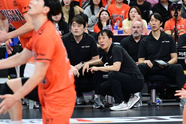 OK저축은행 신영철 감독이 5세트를 진지한 표정으로 지켜보고 있다 / 한국배구연맹(KOVO)