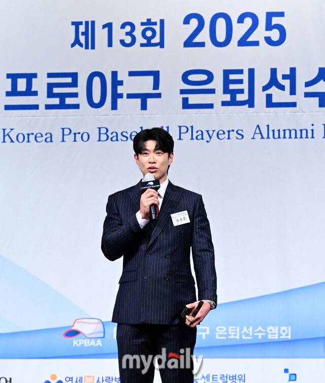 2025년 12월 5일 오후 서울 호텔 리베라 청담에서 '2025 한국프로야구 은퇴선수의 날' 행사가 열렸다. 키움 송성문이 최고의 선수상을 수상하고 있다. 지난 2013년 설립된 은퇴선수협회(KPBAA)는 KPBAA 야구캠프, 티볼대회, 야구 교실 등 다양한 프로그램을 진행하면서 한국야구의 저변확대와 발전을 위해 꾸준히 힘써왔고, 매년 연말에는 은퇴선수가 직접 선정하는 당해 최고의 현역 선수와 아마추어 선수를 위한 시상식을 개최하고 있다./청담=유진형 기자