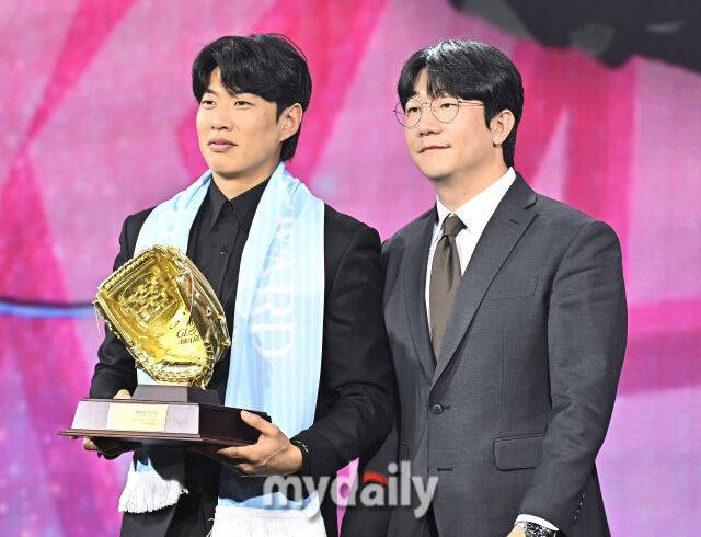 키움 송성문이 1일 오전 서울 광장동 비스타 워커힐 서울에서 진행된 '2025 리얼글러브 어워드(REAL GLOVE AWARD)'에서 올해의 선수상을 수상한뒤 프로야구선수협회 양현종 회장과 포즈를 취하고 있다. 리얼글러브 어워드는 한국 프로야구 선수들이 직접 투표를 통해 동료 선수들의 활약을 평가하고 각 포지션별 최고의 선수를 선정하는 국내 유일의 선수 주도형 시상식으로, 선수들 스스로 한 해 동안 가장 뛰어난 활약을 펼친 동료를 평가하고 인정하는 자리다./마이데일리