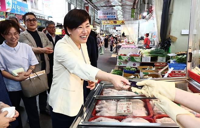 송미령 농림축산식품부 장관이 지난 7월 30일 서울 남구로 시장을 찾아 농축산물 할인지원 사업 현장을 점검하고 있다. [뉴시스]