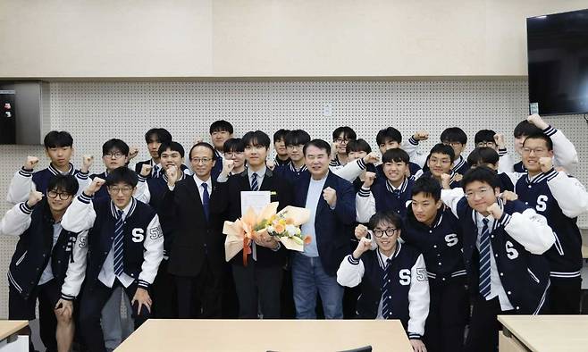 수능 만점의 주인공은 3학년 인문계열 최장우 학생로, 모든 영역에서 만점을 받았다.