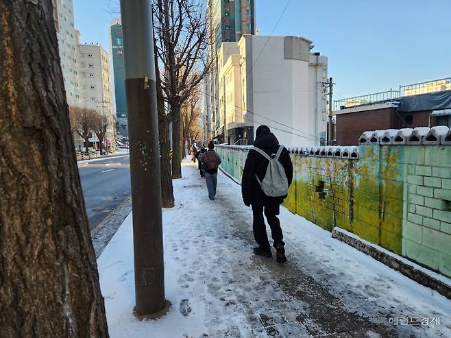 5일 오전 9시께 서울 마포구 만리재로 인근 빙판길로 시민들이 출근하고 있다. 이영기 기자.