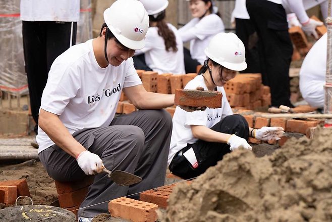 LG전자 임직원의 자발적 참여로 구성된 ‘라이프스굿(Life’s Good)‘ 봉사단이 지난 9월 미얀마 양곤에서 현지 청소년들의 교육환경 개선 활동을 진행했다. [LG전자 제공]