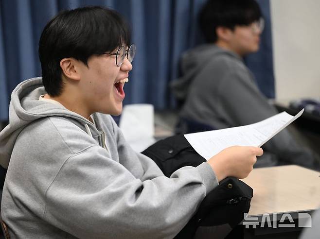 [광주=뉴시스] 이현행 기자 = 2026학년도 대학수학능력시험 성적표 배부일인 5일 오전 광주 서구 서석고등학교 교실에서 수험생이 성적표를 받고 환호하고 있다. 2025.12.05. lhh@newsis.com