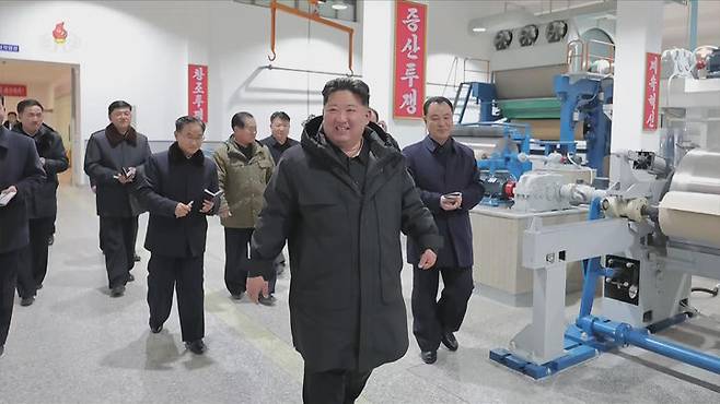 [서울=뉴시스] 북한 조선중앙TV는 김정은 북한 국무위원장이 지난 3일 준공을 앞둔 평안남도 신양·북창·은산군의 지방공업공장 건설현장을 찾았다고 5일 보도했다. (사진=조선중앙TV 캡쳐) 2025.12.05. photo@newsis.com *재판매 및 DB 금지