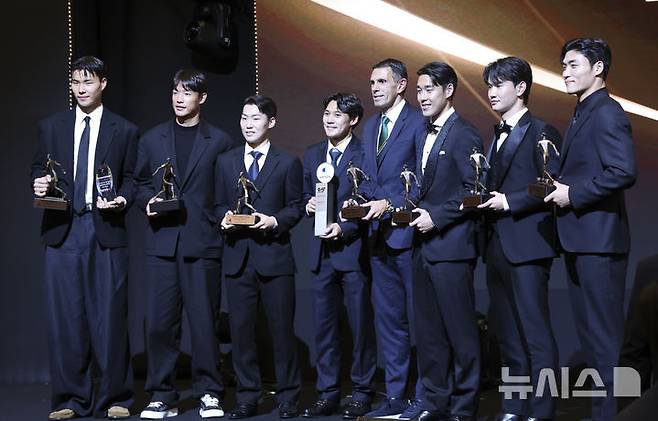 [서울=뉴시스] 김근수 기자 = 전북현대모터스 선수들이 1일 서울 서대문구 스위스 그랜드호텔에서 열린 하나은행 K리그 2025 대상 시상식에서 기념촬영을 하고 있다. 2025.12.01. ks@newsis.com