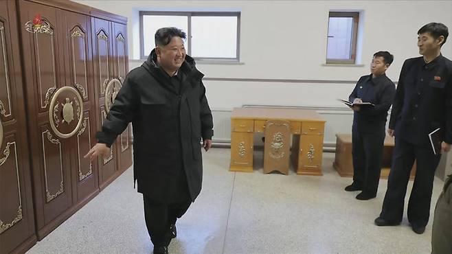 [서울=뉴시스] 북한 조선중앙TV는 김정은 북한 국무위원장이 지난 3일 준공을 앞둔 평안남도 신양·북창·은산군의 지방공업공장 건설현장을 찾았다고 5일 보도했다. (사진=조선중앙TV 캡쳐) 2025.12.05. photo@newsis.com *재판매 및 DB 금지