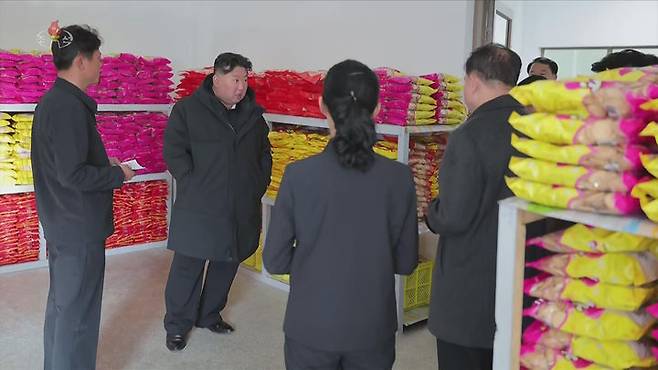 [서울=뉴시스] 북한 조선중앙TV는 김정은 북한 국무위원장이 지난 3일 준공을 앞둔 평안남도 신양·북창·은산군의 지방공업공장 건설현장을 찾았다고 5일 보도했다. (사진=조선중앙TV 캡쳐) 2025.12.05. photo@newsis.com *재판매 및 DB 금지