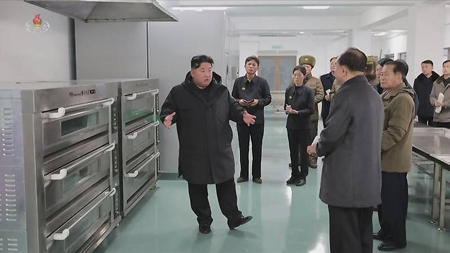 [서울=뉴시스] 북한 조선중앙TV는 김정은 북한 국무위원장이 지난 3일 준공을 앞둔 평안남도 신양·북창·은산군의 지방공업공장 건설현장을 찾았다고 5일 보도했다. (사진=조선중앙TV 캡쳐) 2025.12.05. photo@newsis.com *재판매 및 DB 금지