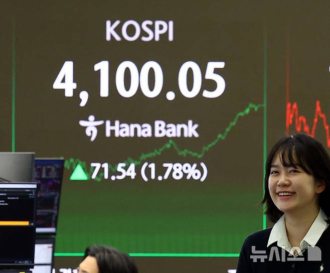[서울=뉴시스] 박주성 기자 = 5일 오후 서울 중구 하나은행 딜링룸에서 딜러들이 업무를 하고 있다.코스피는 전 거래일(4028.51)보다 포인트(1.78%) 오른 4100.05에 장을 마쳤다. 2025.12.05. park7691@newsis.com