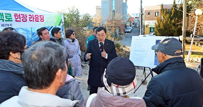 주낙영 시장과 시의원, 시민들이 경주시 동해남부선 폐선부지 임시산책로를 걸으며 조성 현황을 살펴보고 있다. 경주시는 지난 4일 임시개방 구간을 시민들에게 공개하고 현장 점검을 실시했다. 경주시 제공