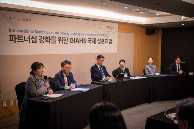 11월19일 서울 종로구 아미드호텔에서 ‘파트너십 강화를 위한 GIAHS 국제 심포지엄’이 열렸다. 이지숙 농림축산식품부 사무관(맨 왼쪽부터), 민경종 해양수산부 사무관, 황길식 명소IMC 대표, 김미경 청산도 구들장논 보존협의회 사무국장, 강미희 한국생태관광협회 부회장, 페이랙 피분룽 로지 태국 치앙마이대학교 교수.