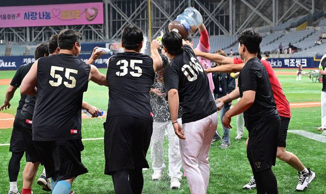 [OSEN=고척, 최규한 기자] 프로야구 KIA 타이거즈가  5일 서울 고척스카이돔에서 열린 ‘2025 신한은행 SOL Bank KBO리그’ 키움 히어로즈와 어린이날 경기에서 13-1 대승을 거두며 3연패에서 탈출했다. 선발 양현종은 6이닝 5피안타 2볼넷 5탈삼진 1실점 승리를 기록, 시즌 첫 승을 수확하며 KBO리그 역대 두 번째로 통산 180승을 기록했고 역대 최초 통산 2100탈삼진도 달성했다. 최형우는 4타수 4안타 1홈런 3타점 3득점 1볼넷으로 활약하며 팀 승리를 견인, KBO리그 역대 4번째로 400홈런 고지를 밟으면서 역대 최고령 400홈런 타자가 됐다. 경기를 마치고 통산 400홈런 기록을 달성한 KIA 최형우가 동료들의 축하를 받고 있다. 2025.05.05 / dreamer@osen.co.kr