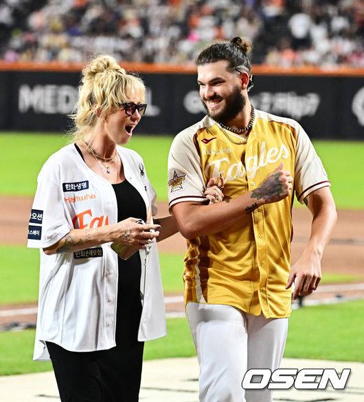 [OSEN=대전, 지형준 기자] 12일 오후 대전 한화생명볼파크에서 2025 신한 SOL뱅크 KBO 올스타전이 열렸다.13년 만에 대전에서 열리는 KBO 올스타전은 드림 올스타와 나눔올스타 대표로 나선 총 30명의 선수가 치열한 승부를 펼친다.클리닝 타임, 한화 폰세가 아내와 즐거운 시간을 보내고 있다. 2025.07.12 / jpnews@osen.co.kr