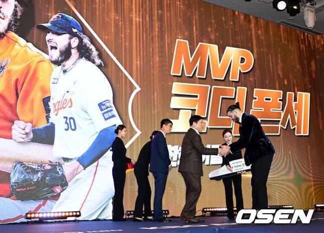 [OSEN=지형준 기자] 24일 오후 서울 잠실 롯데호텔 월드 크리스탈볼룸에서 ‘2025 신한 SOL뱅크 KBO 시상식’이 열렸다.예상대로였다. 한화 이글스 코디 폰세(31)가 2025시즌 MVP로 선정됐다. 폰세는 기자단 투표 124표 중 96표(76%)를 얻어 23표에 그친 르윈 디아즈(삼성)를 제치고 수상했다. SSG 앤더슨, 삼성 후라도, NC 라일리, KT 안현민, 롯데 레이예스가 각각 1표식 얻었다. 폰세는 부상으로 The Kia EV6 전기차를 부상으로 받았다. MVP를 수상한 한화 폰세가 KBO 허구연 총재의 축하를 받고 있다. 2025.11.24 /jpnews@osen.co.kr