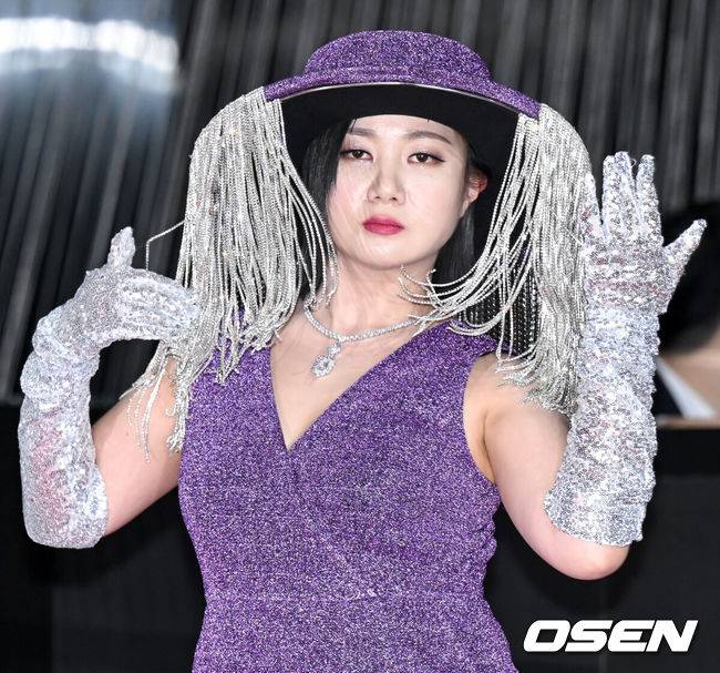 [OSEN=조은정 기자]2023 SBS&nbsp;연예대상 포토월 행사가 30일 서울 마포구 상암 SBS 프리즘타워에서 열렸다.방송인 박나래가 레드카펫을 밟으며 포즈를 취하고 있다. 2023.12.30/cej@osen.co.kr