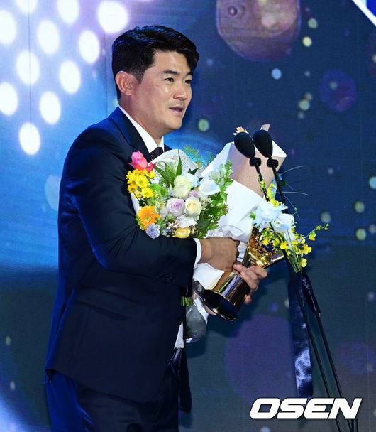 [OSEN=지형준 기자] 24일 오후 서울 잠실 롯데호텔 월드 크리스탈볼룸에서 ‘2025 신한 SOL뱅크 KBO 시상식’이 열렸다.KBO 시상식에서 가장 관심을 모으는 것은 단연 MVP 수상자다. 올해 MVP 레이스는 한화 코디 폰세와 삼성 르윈 디아즈의 2파전이다. KBO 홀드상을 수상한 SSG 노경은이 소감을 말하고 있다. 2025.11.24 /jpnews@osen.co.kr