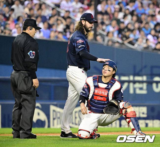 [OSEN=잠실, 지형준 기자] 4일 오후 서울 잠실야구장에서 2024 신한 SOL Bank KBO리그 두산 베어스와 롯데 자이언츠의 경기가 열렸다.이날 두산은 곽빈, 롯데는 윌커슨을 선발로 내세웠다.5회말 무사 1루에서 롯데 윌커슨이 두산 전민재의 포수 앞 땅볼에 실책을 범한 손성빈을 격려하고 있다. 2024.07.04 / jpnews@osen.co.kr