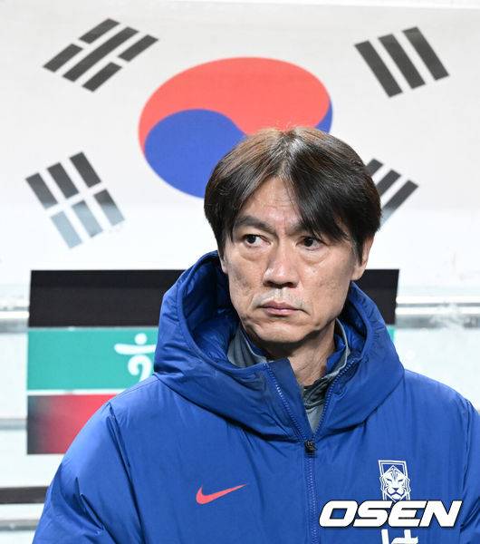 [OSEN=서울월드컵경기장, 이대선 기자] 홍명보 감독이 이끄는 대한민국 축구대표팀이 18일 오후 서울월드컵경기장에서 아프리카 강호 가나와 평가전을 가졌다.홍명보호의 2025년의 끝을 장식할 경기다. 내달 2026 국제축구연맹(FIFA) 북중미 월드컵 조 추첨을 앞두고 열리는 마지막 평가전이기도 하다. 현재 한국은 가나전 결과와 상관없이 사실상 월드컵 포트 2가 확정된 상태다. 아프리카 예선을 뚫고 북중미행에 성공한&nbsp;가나는 FIFA 랭킹 73위다.&nbsp;22위 한국보다는 51계단&nbsp;낮다. 하지만 통산 전적에서 4승 3패로 한국보다 우위다.&nbsp;경기에 앞서 대한민국 홍명보 감독이 그라운드를 바라보고 있다. 2025.11.18 /sunday@osen.co.kr