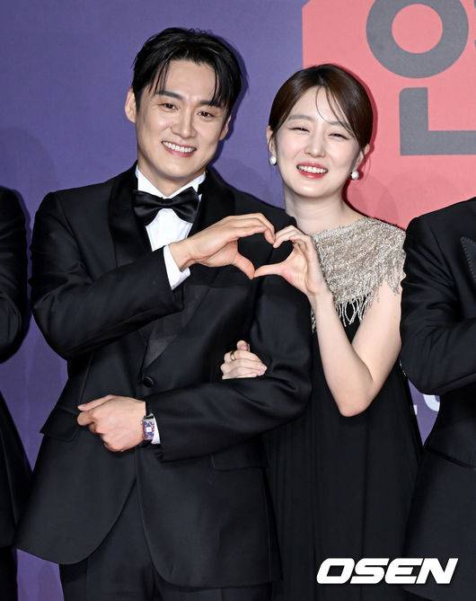 [OSEN=조은정 기자]2023 SBS 연예대상 포토월 행사가 30일 서울 마포구 상암 SBS 프리즘타워에서 열렸다.오상진, 김소영 부부가 레드카펫을 밟으며 포즈를 취하고 있다. 2023.12.30/cej@osen.co.kr