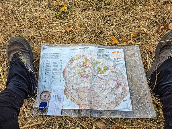 OMM 대회는 오리엔티어링을 기본으로 한다. 대회 시작 전 지도를 받은 뒤 표시된 컨트롤을 많이 찾은 다음 야영지로 돌아오는 방식이다.