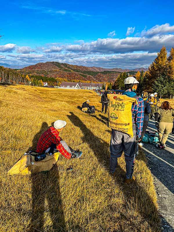 커피 자루를 배낭으로 개조해 경기에 참가한 사람들.