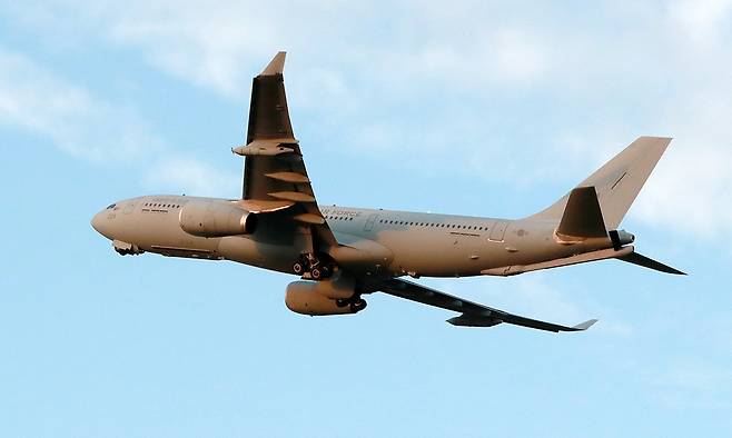 공군 KC-330 공중급유기가 이륙 직후 비행고도로 상승하고 있다. 연합뉴스